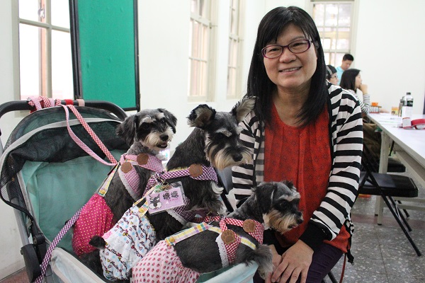 杨雪玉从宠物张老师课程学到「安定+忽略」原则,成功让3只爱犬不再害怕打雷。 江幸芸/摄