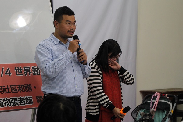 回想起养了18年的豆豆,杨雪玉(右)仍会流泪。 左为宠物友善协会执行长路易斯。 江幸芸/摄